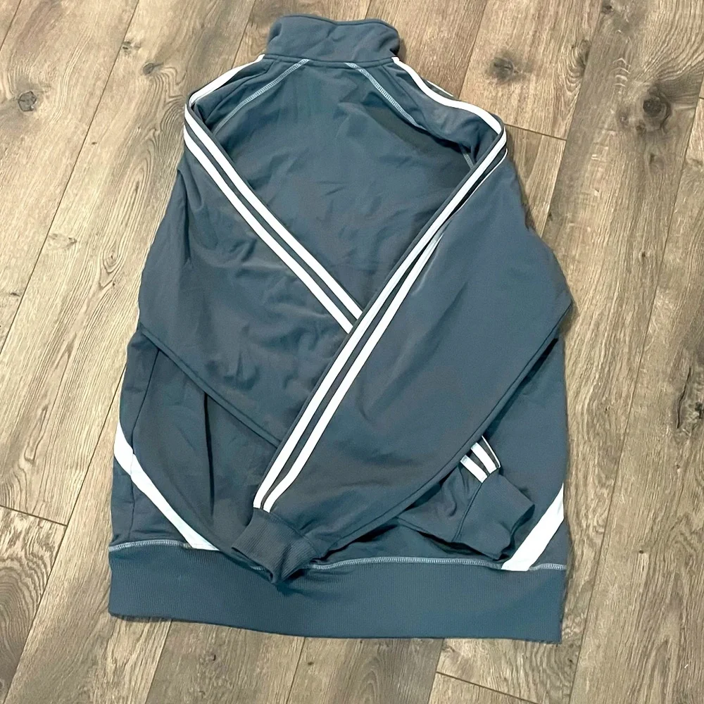 ADIDAS LONG SLEEVE MENS ACTIVE WEAR LIGHT JACKET. FRONT ZIPPER -GOOD CONDITION. - Picture 3 of 5